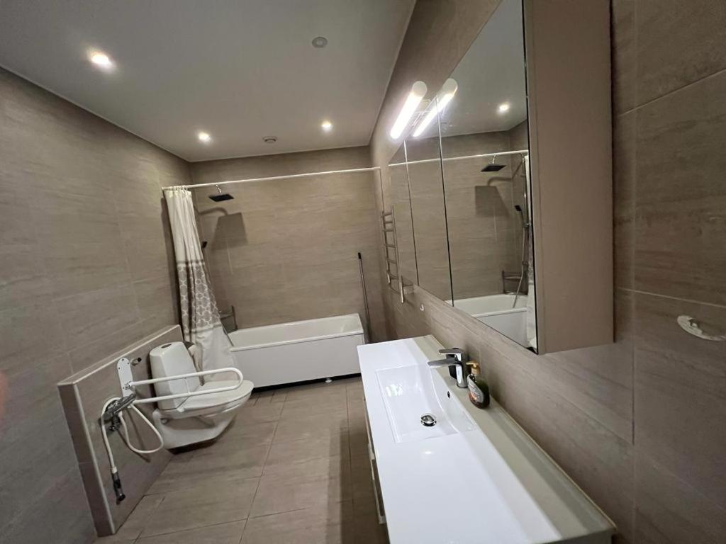 Villa Beautiful Terraced House With Private Parking Sandviken Exterior foto